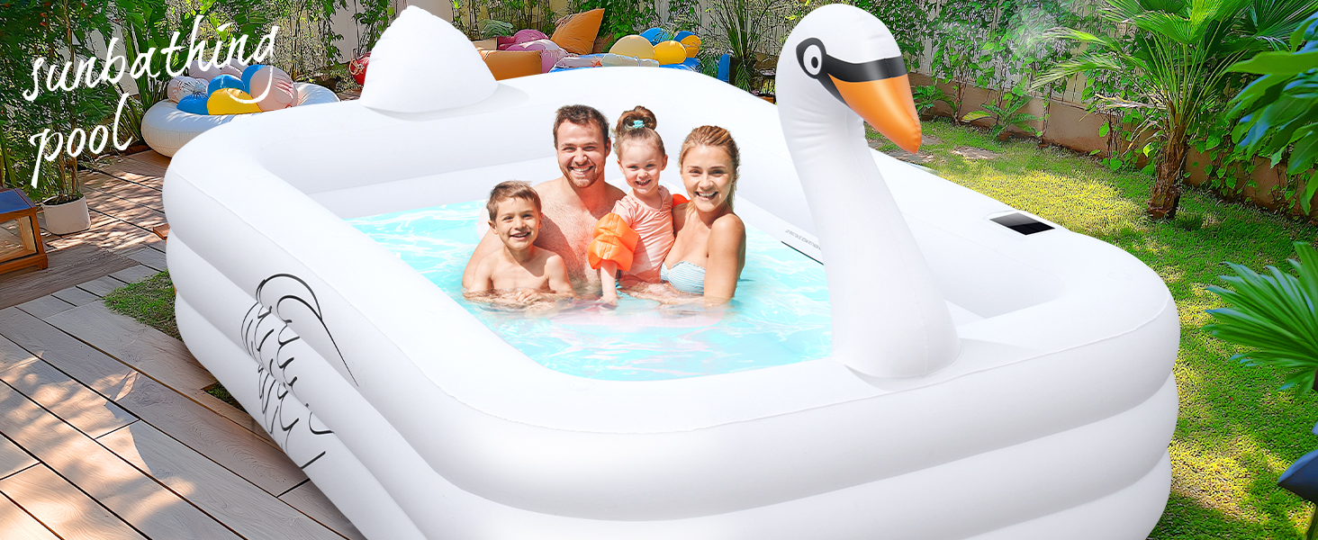 Piscine familiale gonflable blanche avec sièges intégrés et jeux d'eau, plusieurs enfants se baignant à l'extérieur sur la terrasse, entourée d'aménagements paysagers et d'arbres.