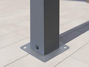 Support de poteau ou de colonne en métal gris avec plaque de montage, installé sur un sol de couleur claire, projetant une ombre diagonale