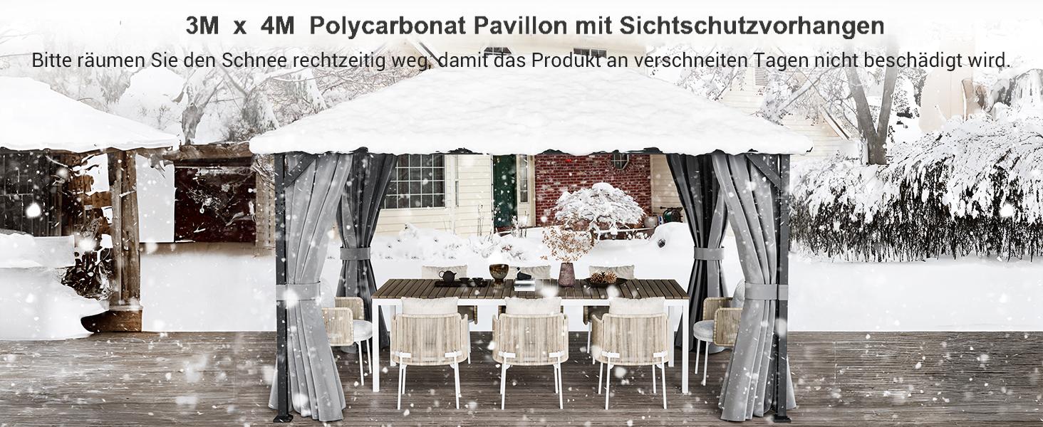 un restaurant avec une table et des chaises couvertes de neige.