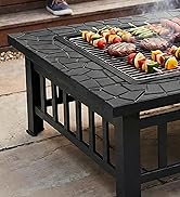 Table de barbecue d'extérieur noire avec motif géométrique. Plusieurs vues montrant une surface de cuisson avec des aliments et une structure métallique décorative.