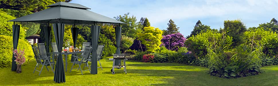 une pelouse avec un belvédère et des chaises au premier plan.