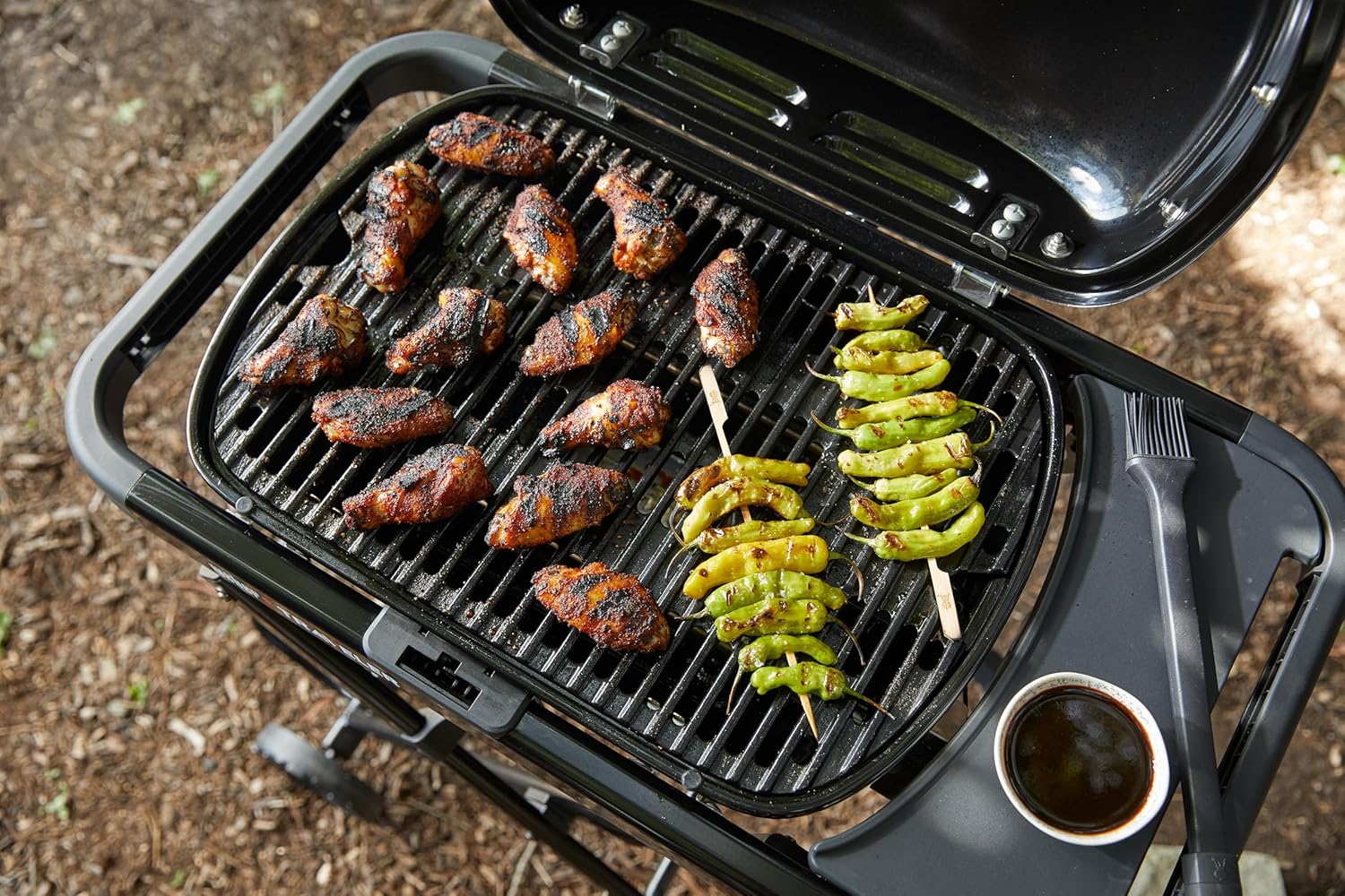 Weber Traveler Compact barbecue à gaz/design pliable et portable avec roues, verrouillage automatique du couvercle et thermomètre intégré, 1 brûleur, surface de cuisson 52 x 36 cm, noir