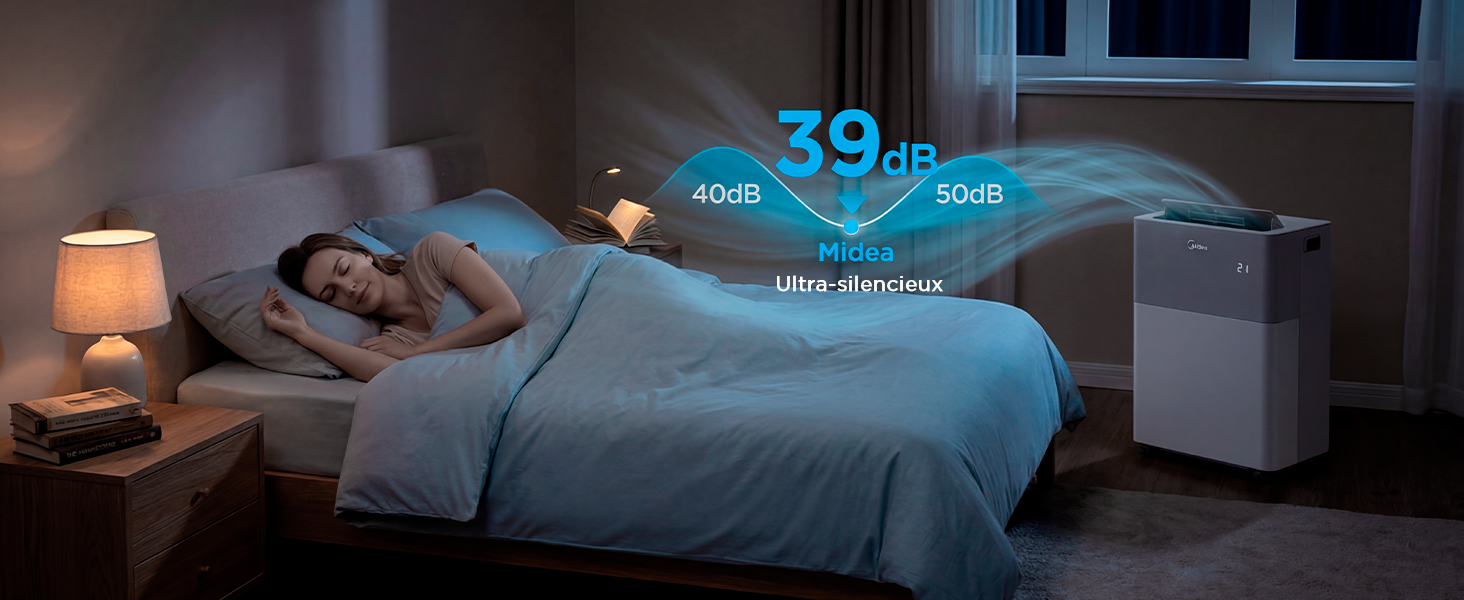 Le texte indique « 39,99£ » avec un logo bleu supplémentaire et une superposition de texte. Personne dormant dans son lit vêtue d'une literie bleue dans une chambre faiblement éclairée avec lampe de chevet.