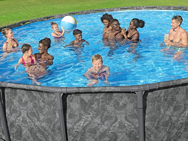 Grande piscine circulaire hors sol remplie d'eau et accueillant plusieurs personnes, située sur du gazon avec des murs extérieurs à motifs en pierre