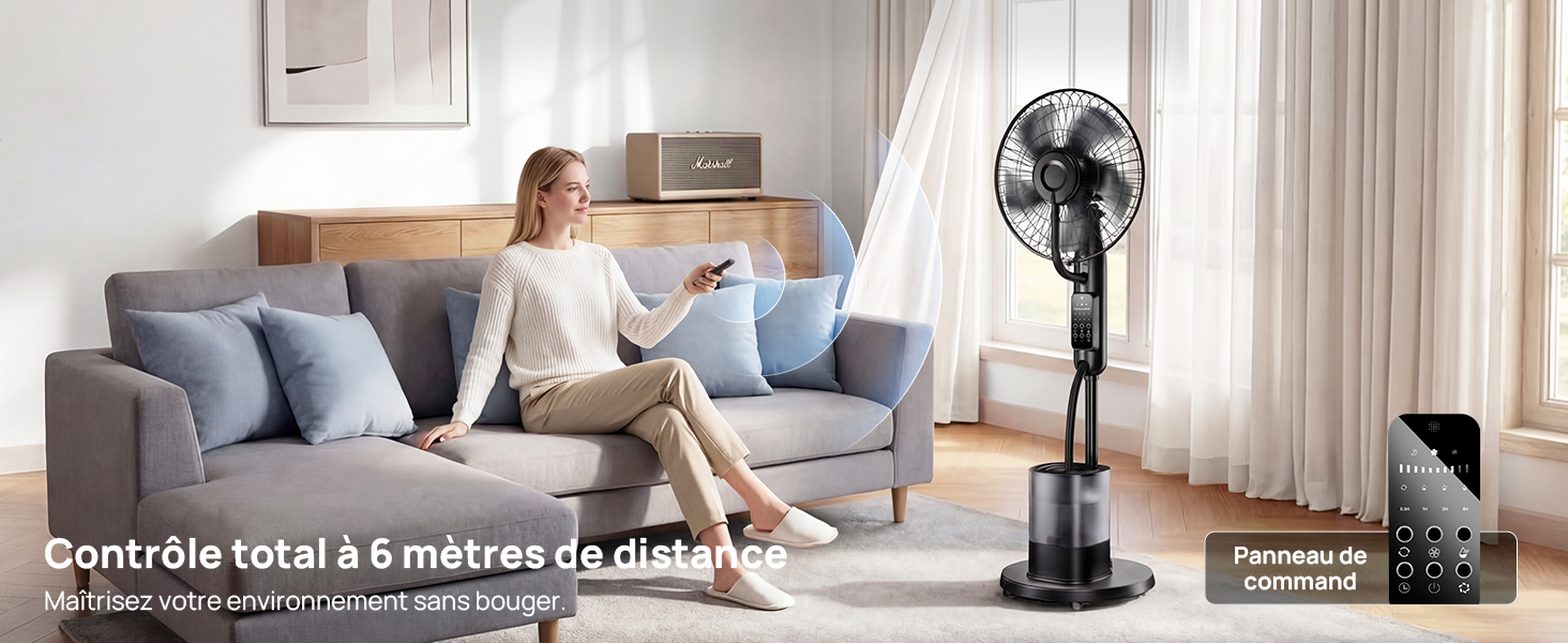 Scène de salon intérieur avec une femme assise sur un canapé rembourré gris. Rideaux transparents blancs, éventail noir debout visible. Le texte français se lit comme suit : « Contrôlez Total & à distance de chez vous ».