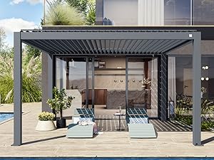 Pergola extérieure moderne avec persiennes noires réglables, avec coin cuisine intégré et chaises longues bleues au bord de la piscine.