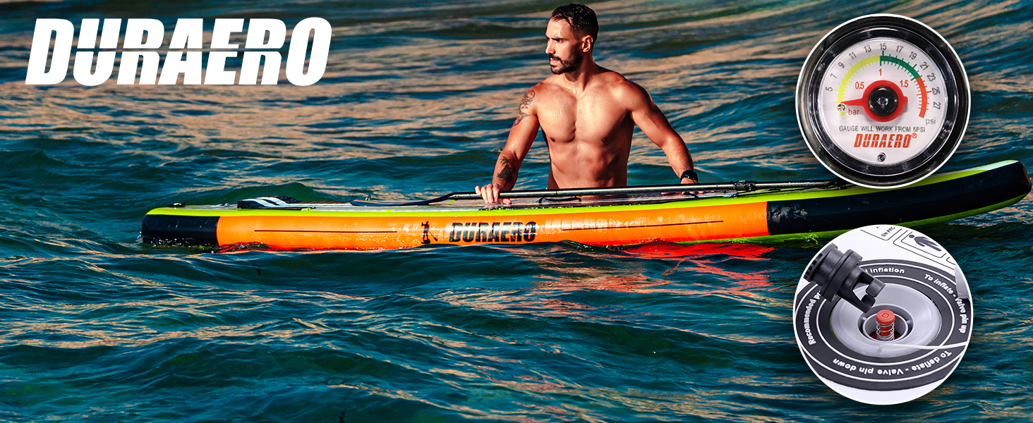 Homme pagayant sur une planche de surf colorée dans l'océan. Deux images de produits circulaires superposent la scène, montrant des articles de la marque Duraero