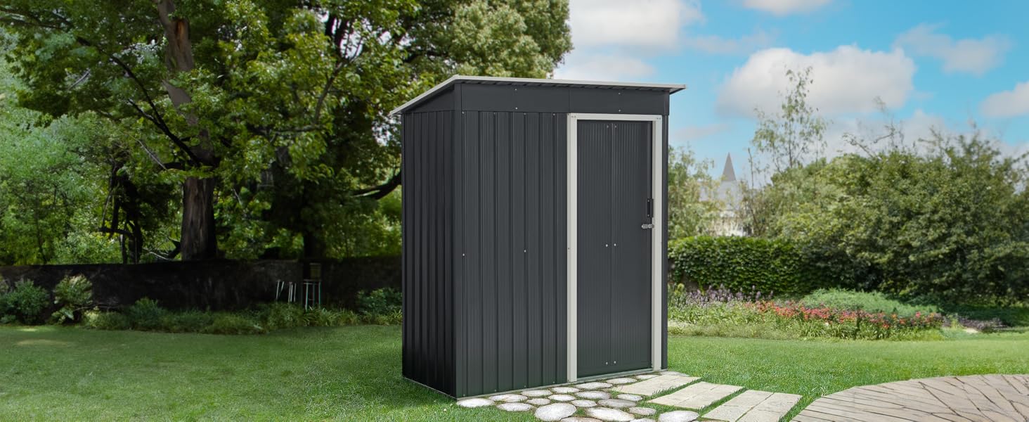 un cabanon noir avec une porte blanche