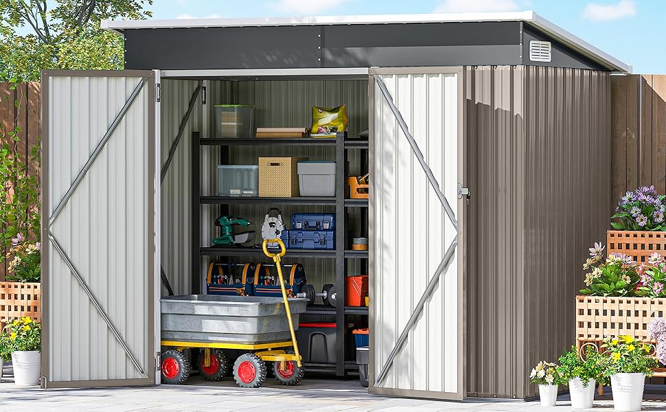 Séquence montrant la transformation de l'organisation de l'intérieur d'un hangar de rangement ou d'un garage, passant de l'encombrement à un rangement bien rangé avec des outils et de l'équipement correctement rangés le long des murs et au-dessus de la tête.