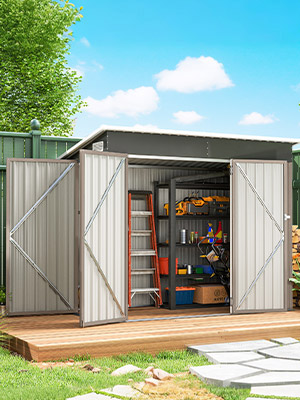 Hangar de rangement en métal avec portes doubles ouvertes montrant des étagères organisées avec des outils et des fournitures. Situé sur une terrasse en bois dans un jardin.