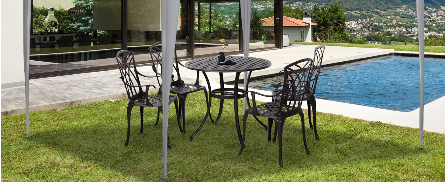un ensemble de meubles de patio noirs posés sur l'herbe.