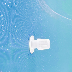 Fond bleu clair avec un crochet blanc ou un élément de montage visible dessus, montrant les détails d'installation ou de montage du produit.