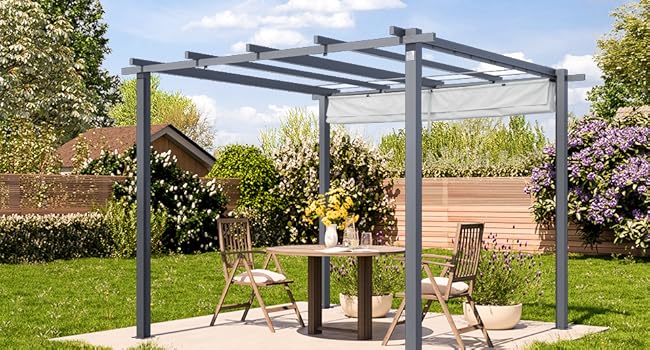 Pergola moderne avec cadre en aluminium et panneaux transparents installés sur une dalle de béton dans un jardin, avec mobilier de salle à manger en dessous.