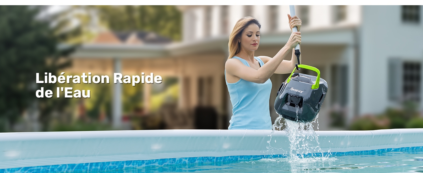 femme utilisant une pompe à eau pour arroser une piscine