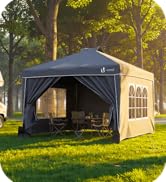 Vues multiples d'une grande tente à baldaquin escamotable noire installée à l'extérieur sur l'herbe, dotée de panneaux latéraux dotés de fenêtres et montrés sous différents angles sous l'éclairage du coucher du soleil.