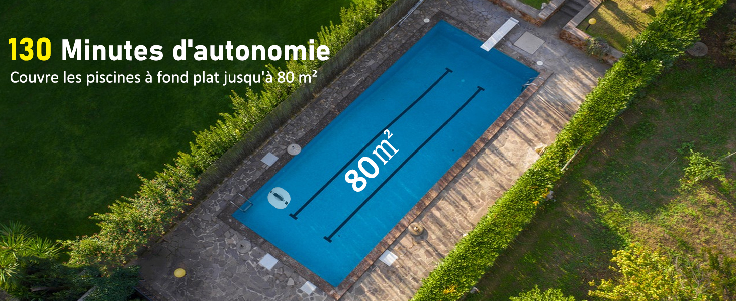 Le texte se lit comme suit : « 130 minutes d'autonomie ». Vue aérienne d'un robot nettoyeur de piscine en action, montrant sa trajectoire dans l'eau bleue de la piscine.