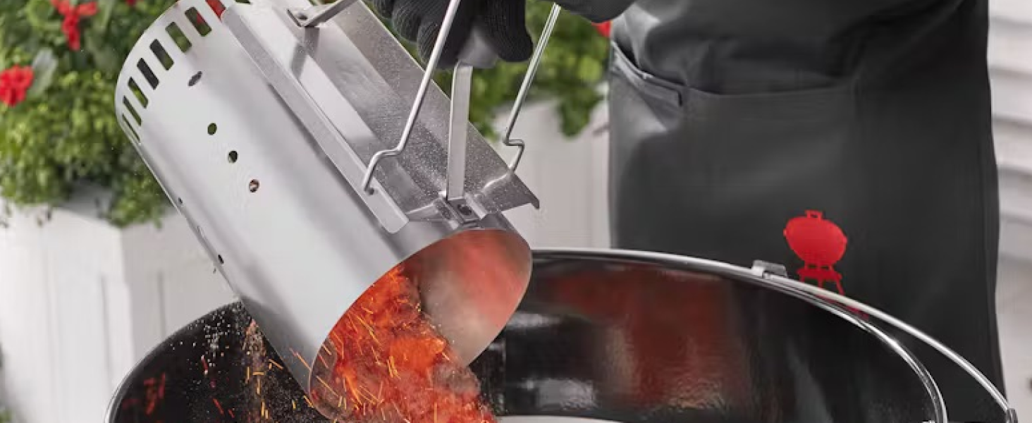 Démonstration culinaire montrant des mains préparant des aliments dans une poêle avec des ingrédients rouges, suggérant une instruction culinaire ou un processus de préparation de recettes.