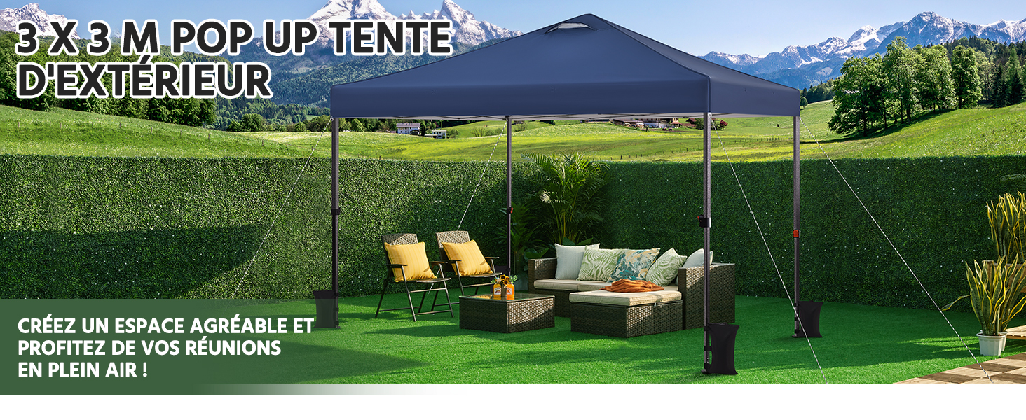 , 3 x 3 mètres, bleu foncé. Installé dans un champ herbeux avec des montagnes en toile de fond. Chaises longues et sièges visibles en dessous pour les réunions en plein air.