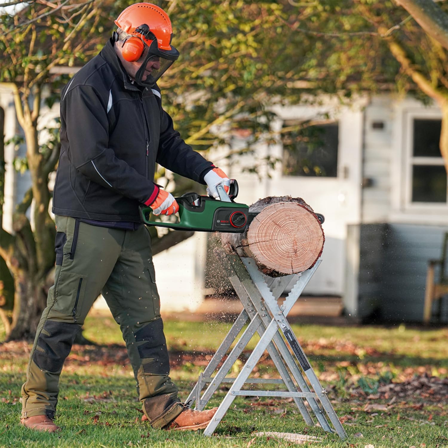 Bosch Tronçonneuse à chaîne sans fil - AdvancedChain 36V-35-40 (pour tronçonner le bois dur ; système 36V ; vitesse de chaîne : 14 m/s ; 1 batterie 2,0 Ah et chargeur)