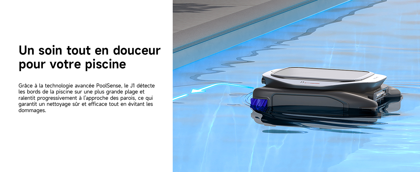 Écumeur de piscine à énergie solaire noir flottant sur la surface de l'eau bleue.