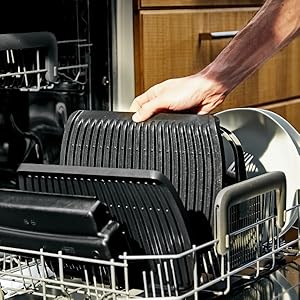Séquence montrant le nettoyage ou l'entretien d'un appareil de cuisine, montrant des plaques noires amovibles lavées ou préparées pour le nettoyage.