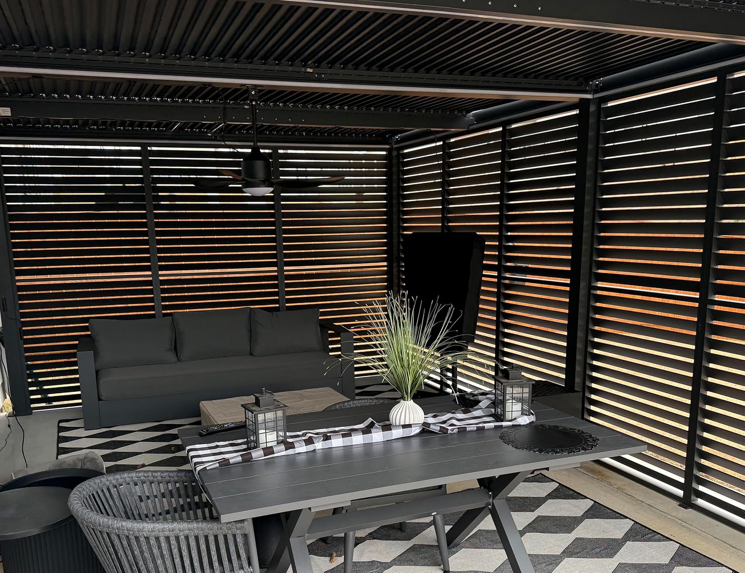 PURPLE LEAF - Pergola bioclimatique 6x3,68m alu, lames orientables, persienne fixe