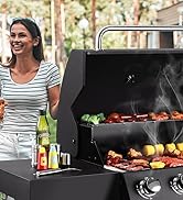 Grand barbecue à gaz extérieur noir avec couvercle ouvert montrant diverses viandes et légumes cuisinant sur plusieurs grilles, avec des boissons visibles sur la table d'appoint
