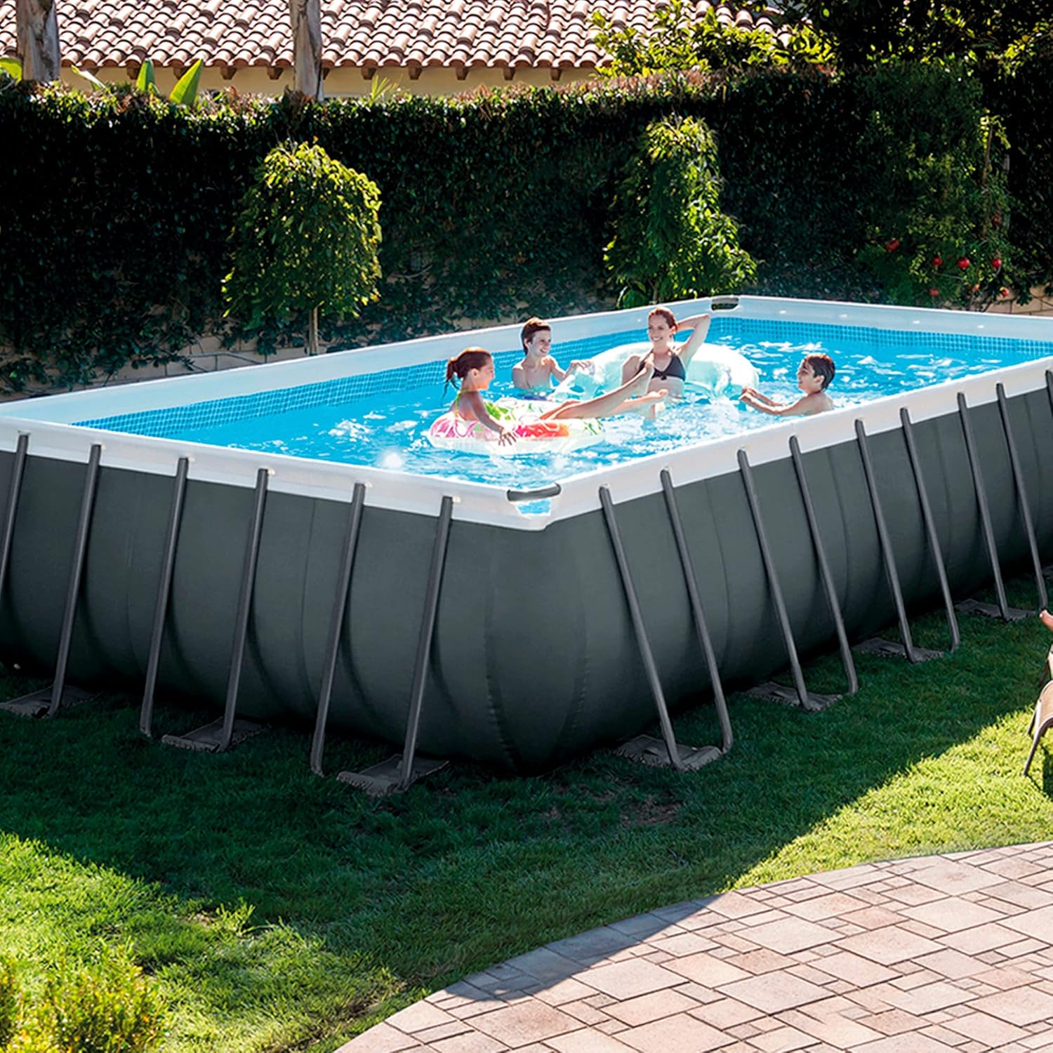 Intex 26368NP – Piscina Fuori Terra Ultra XTR Frame Rettangolare, Pompa Filtro 7900 L/h, Scaletta, Telo Base e Copertura, Kit Pulizia Deluxe e Set Volley, 31805 L, Acciaio e PVC, Grigio, 732x366x132cm