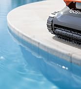 Série d'images montrant un aspirateur ou un appareil de nettoyage de piscine se déplaçant le long de la surface de l'eau bleue de la piscine.