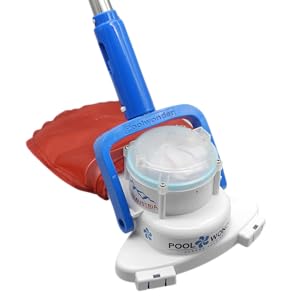avec manche bleu, sac de collecte rouge et base blanche. Appareil étiqueté « Pool Blaster » pour le nettoyage des piscines sous-marines