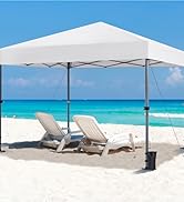 Tente à baldaquin escamotable blanche sur la plage avec cadre métallique pliable. Deux chaises longues en dessous. Océan turquoise et ciel bleu visibles en arrière-plan.