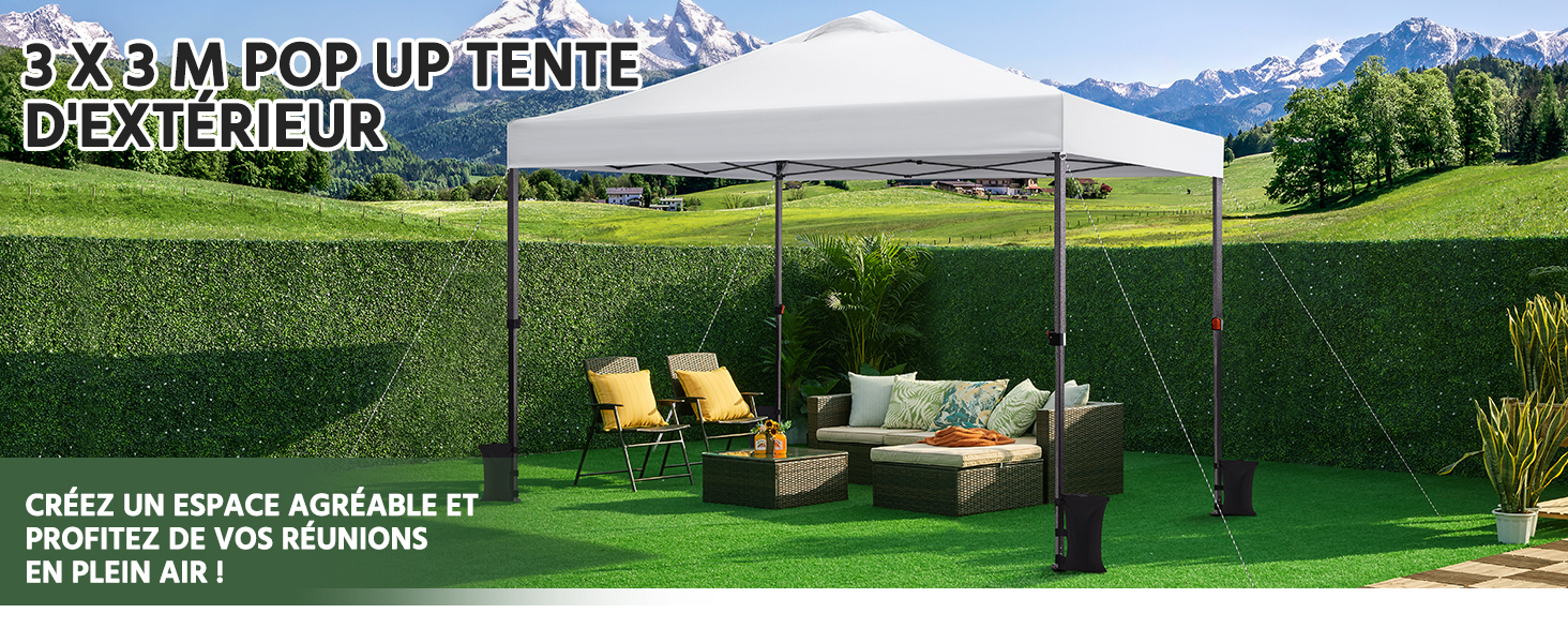 Tente extérieure à baldaquin escamotable blanche, installée sur l'herbe avec des montagnes en arrière-plan. Chaises jaunes et sièges visibles en dessous.