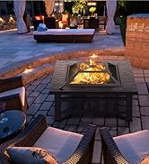 Foyer extérieur carré avec pare-vent en verre sur un patio en pierre, entouré de meubles en osier avec coussins blancs