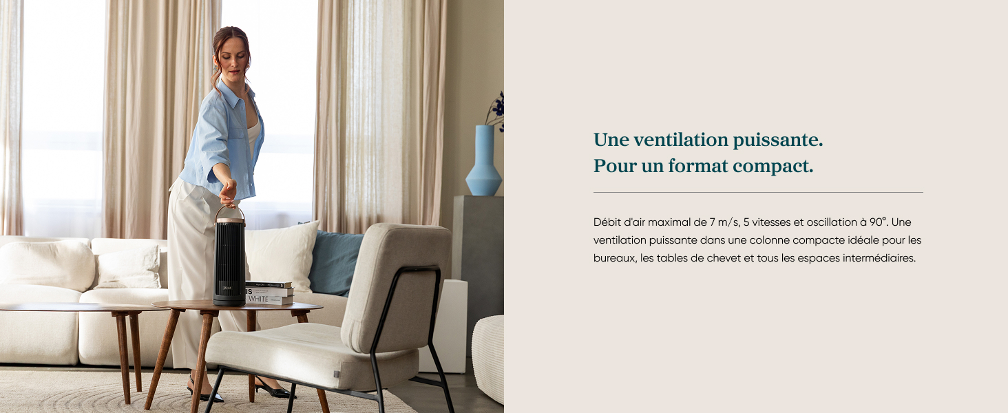 Le texte se lit comme suit : « Utiliser une ventilation polissante. ', 'Pour un format compact.'. Femme en chemise bleue utilisant un appareil portatif sur des meubles rembourrés dans un salon moderne avec rideaux.