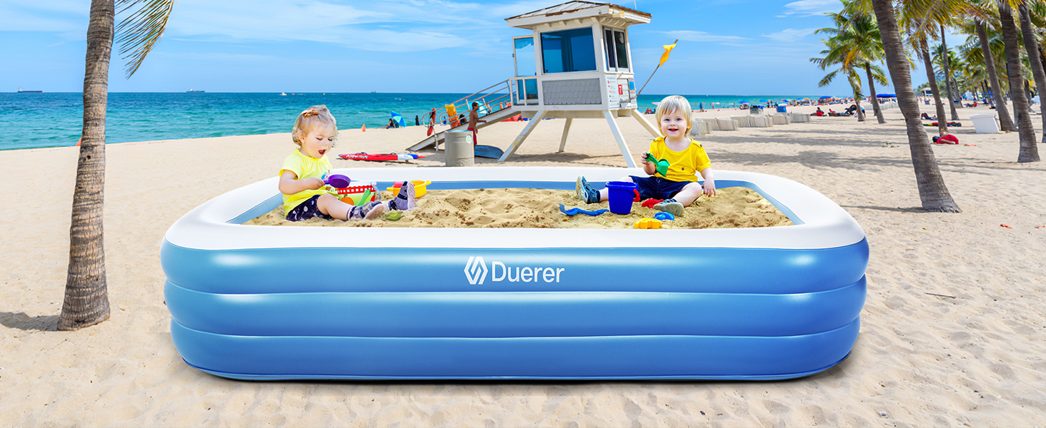 deux enfants jouant dans un bac à sable gonflable sur la plage