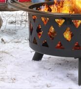 avec découpes en losange qui brillent de flammes, sur fond enneigé. Construction métallique avec design de ventilation décoratif.