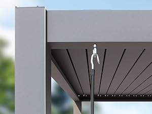 Détail rapproché d'une pergola extérieure grise ou d'une structure d'auvent montrant un système d'éclairage ou de drainage monté avec des lattes linéaires sur la face inférieure