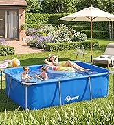 Piscine hors sol rectangulaire bleue avec cadre en métal dans un jardin d'arrière-cour. Plusieurs enfants jouent dans l'eau avec des jouets gonflables. Parasol et chaises longues visibles dans la cour paysagée.
