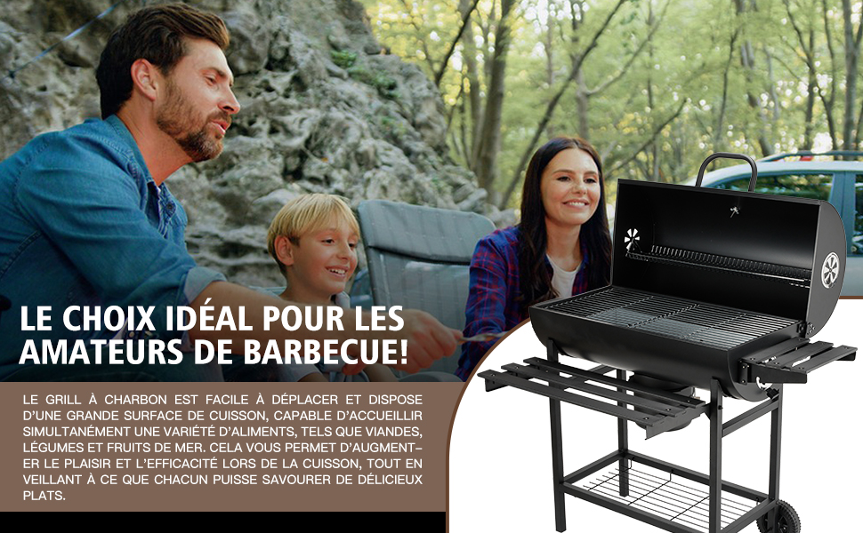 Grand gril à charbon en forme de tonneau avec couvercle ouvert, laissant apparaître des grilles de cuisson. Dispose de roulettes pour faciliter la mobilité et d'une étagère latérale. Montré en extérieur avec des personnes en arrière-plan.