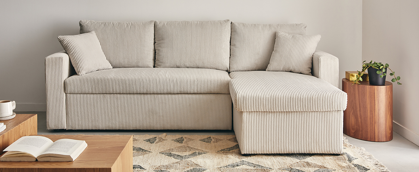 Photos de style de vie intérieur montrant un canapé sectionnel beige dans un salon moderne avec des éléments décoratifs et du matériel de lecture.