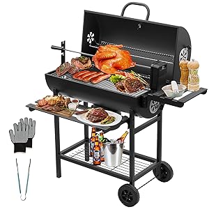 Grand grill extérieur noir avec couvercle ouvert montrant des viandes cuites. Les tables d'appoint contiennent de la nourriture et des boissons. Étagère inférieure et roulettes pour faciliter la mobilité. Outils de cuisson visibles.