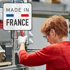 Le texte indique « FABRIQUÉ EN FRANCE » aux couleurs du drapeau français. Cadre de fabrication industriel avec des machines et une personne en vêtements rouges travaillant sur une chaîne de production.