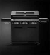 Grand barbecue à gaz extérieur noir avec plusieurs brûleurs et panneau de commande, présentant un design moderne et élégant sur fond sombre