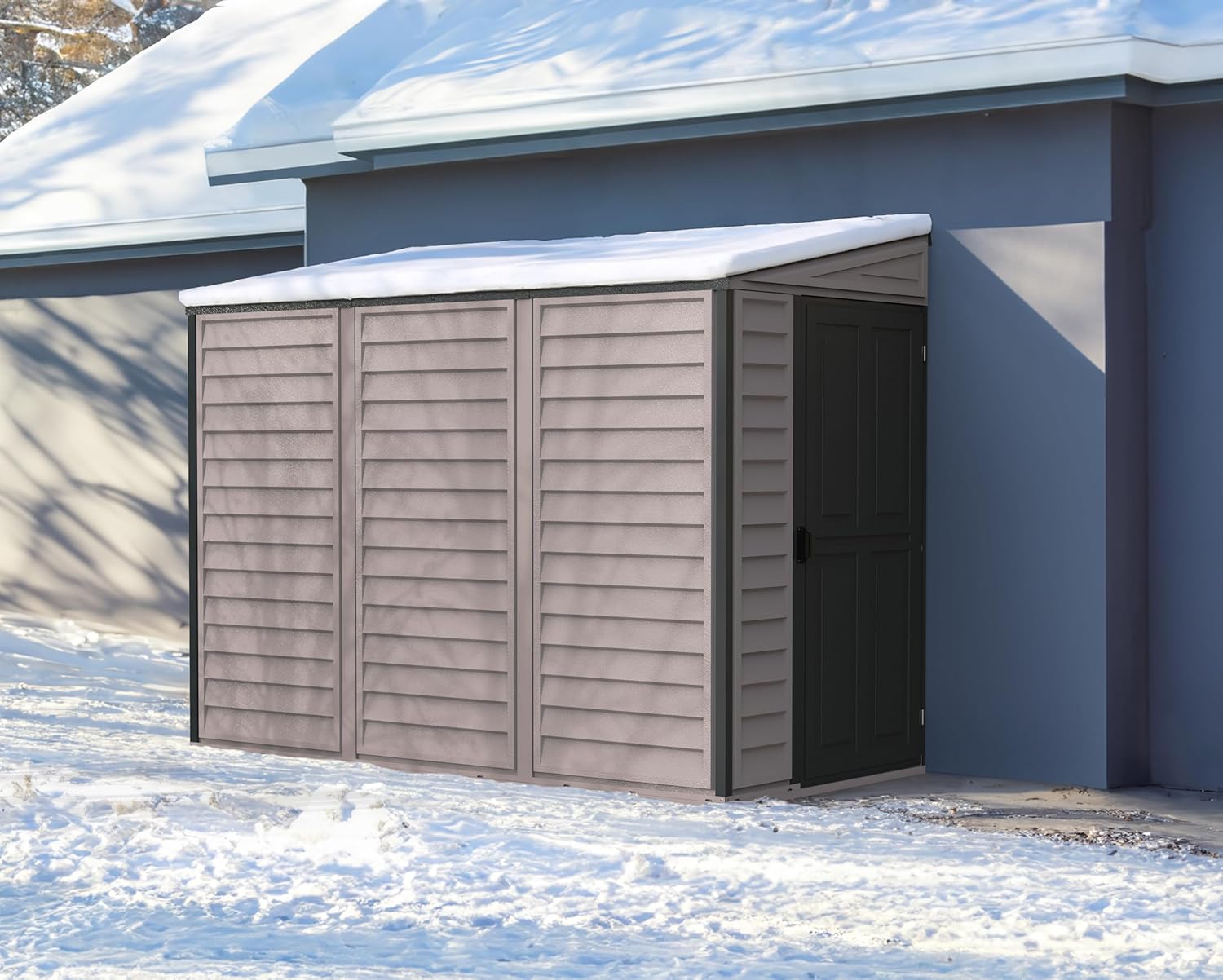 Duramax SideMate PLUS 4 x 8 (2.91 m²) abri de jardin en plastique avec kit de fondation en métal, porte réversible, structure de toit en métal robuste, abri en vinyle sans entretien, Gris foncé/ Adobe
