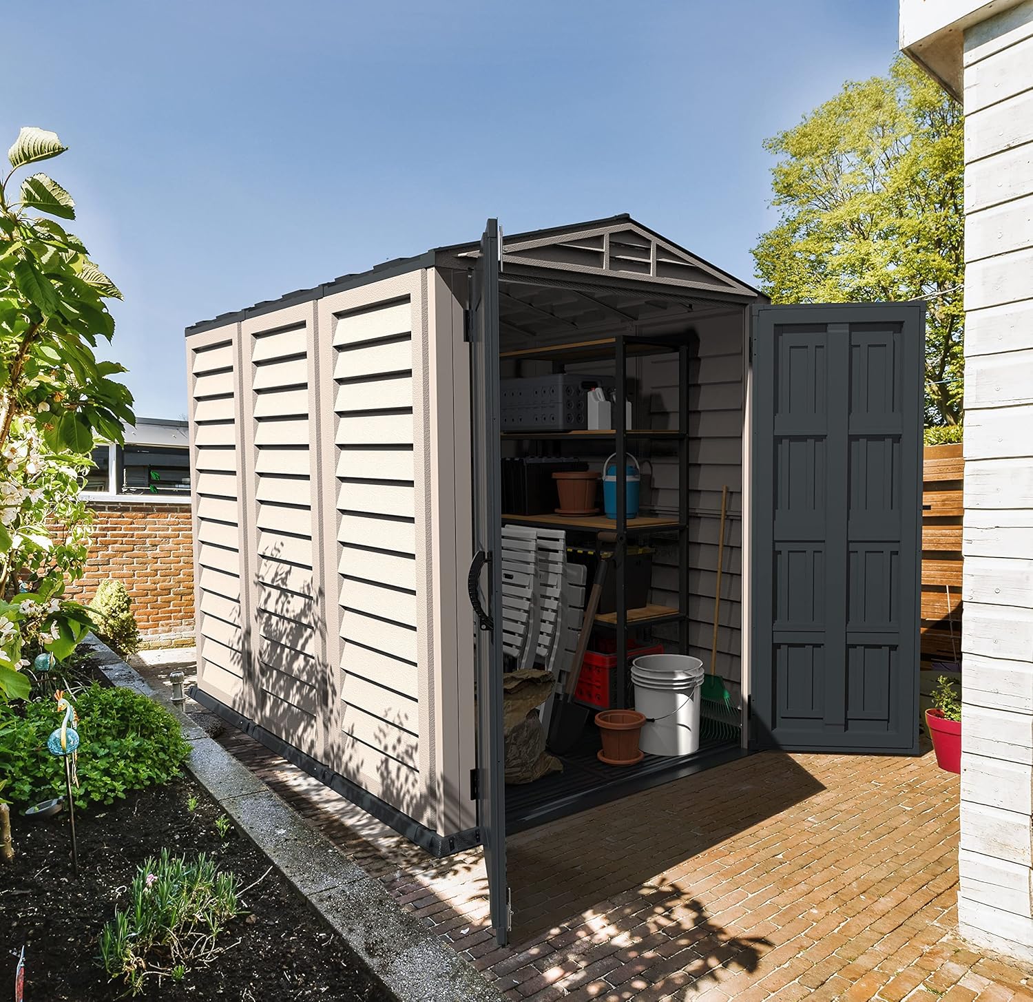 Duramax YardMate PLUS 5 x 8 (4.28 m²) Abri de jardin en plastique avec plancher en plastique robuste, structure de toit en métal robuste, ignifuge et sans entretien, Gris foncé/ Adobe