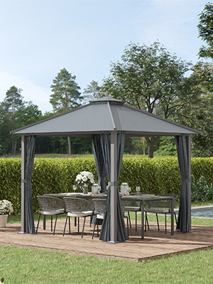 un belvédère avec une table et des chaises.