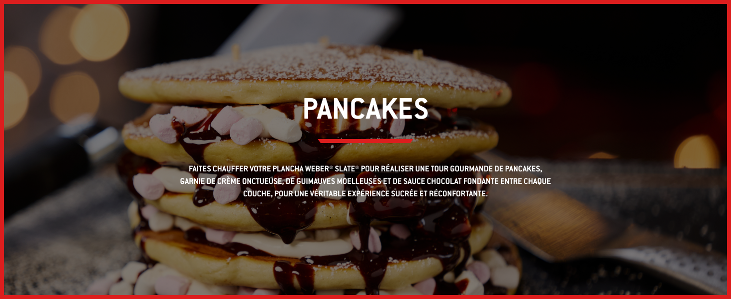 Le texte « PANCAKES » est superposé à une photographie de cuisine noire montrant des crêpes ou des desserts similaires avec des effets de lumière bokeh.