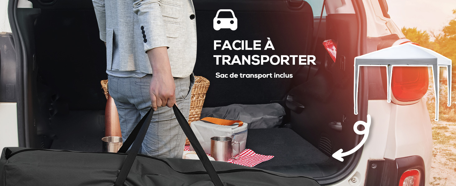 une personne porte un sac à l'arrière d'une voiture.