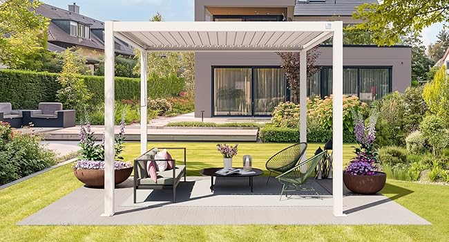 Le texte se lit comme suit : « Image 2 ». Extérieur de la maison moderne avec pergola blanche couvrant le coin salon extérieur, entouré d'un jardin paysager et d'une pelouse.