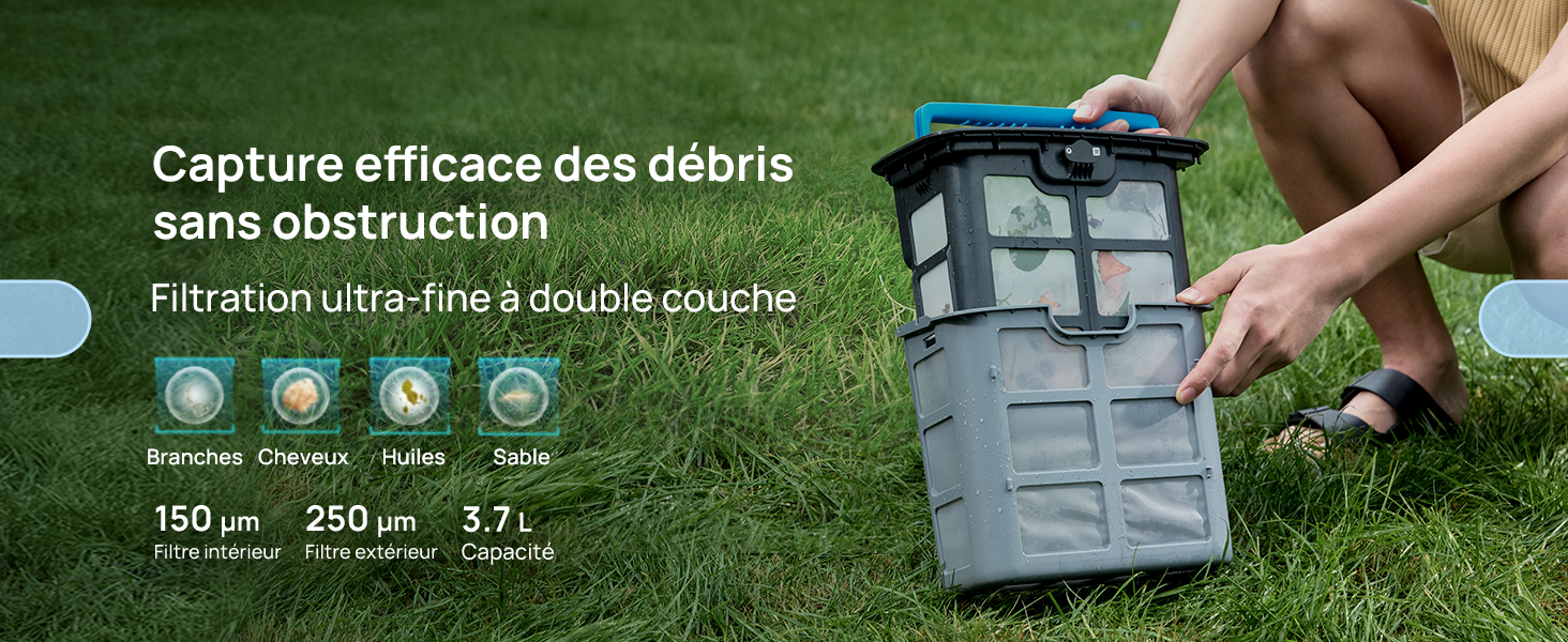 Tenant à la main un panier d'écumoire de piscine cylindrique avec un texte superposé décrivant ses caractéristiques de capture et de filtration des débris. Fond d'herbe verte.